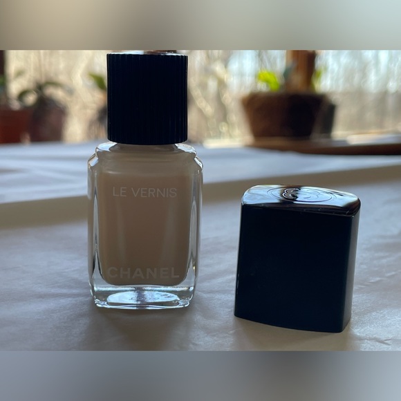 Chanel LE VERNIS nail polish 167 - WHITE SILK - Picture 2 of 9